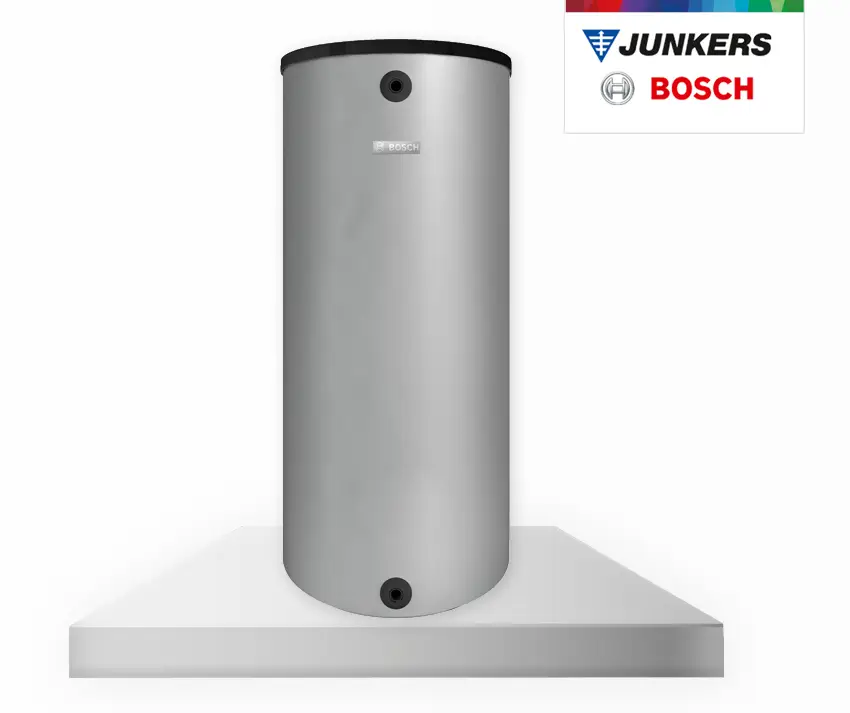 Vertikaler, zylindrischer Pufferspeicher von Bosch in silberner Farbe, mit Anschlussöffnungen am unteren Ende, auf einer Plattform präsentiert.